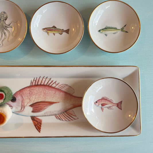 Porzellanschälchen mit Fisch, grün- Motiv und Goldrand.
