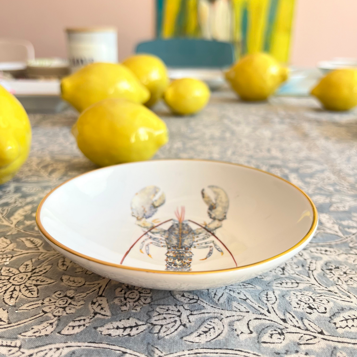 Porzellanschälchen mit Hummer- Motiv und Goldrand.