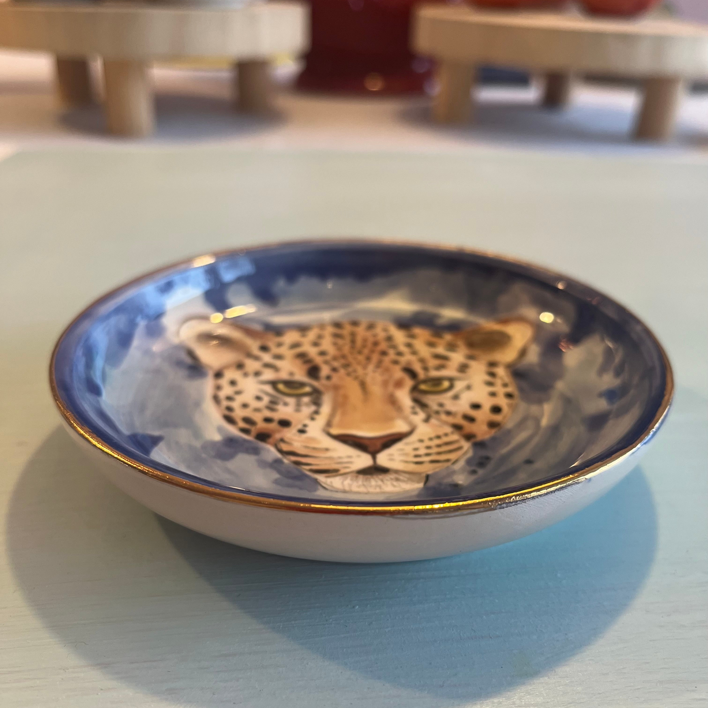 Keramikschale mit Leopard, blau