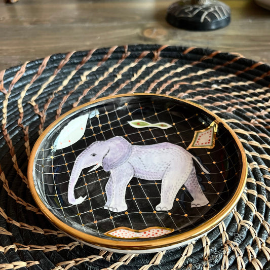 Keramikschale mit Elefant auf schwarz