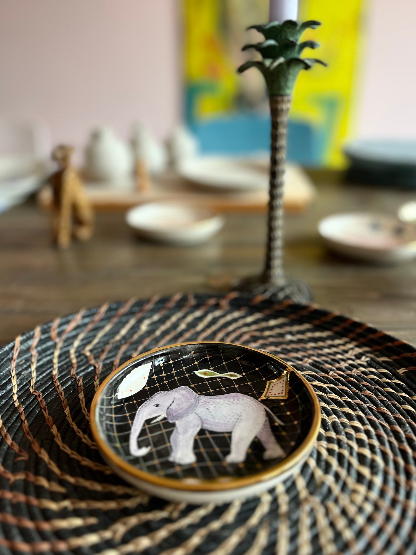 Keramikschale mit Elefant auf schwarz