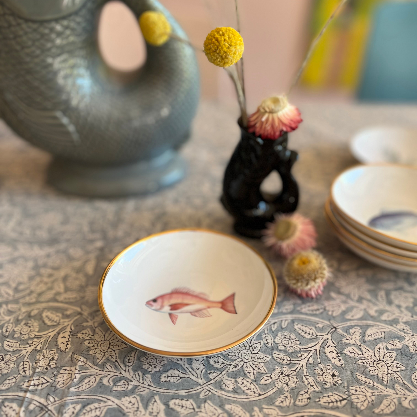 Porzellanschälchen mit Fisch, rot und Goldrand.