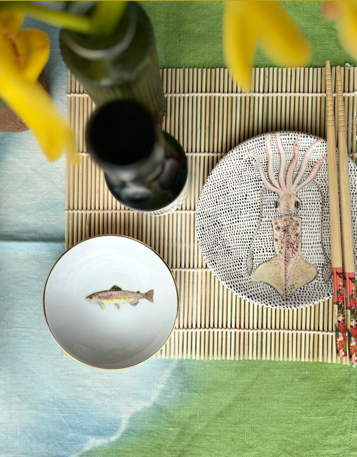 Porzellanschälchen mit Regenbogenforellen- Motiv und Goldrand.