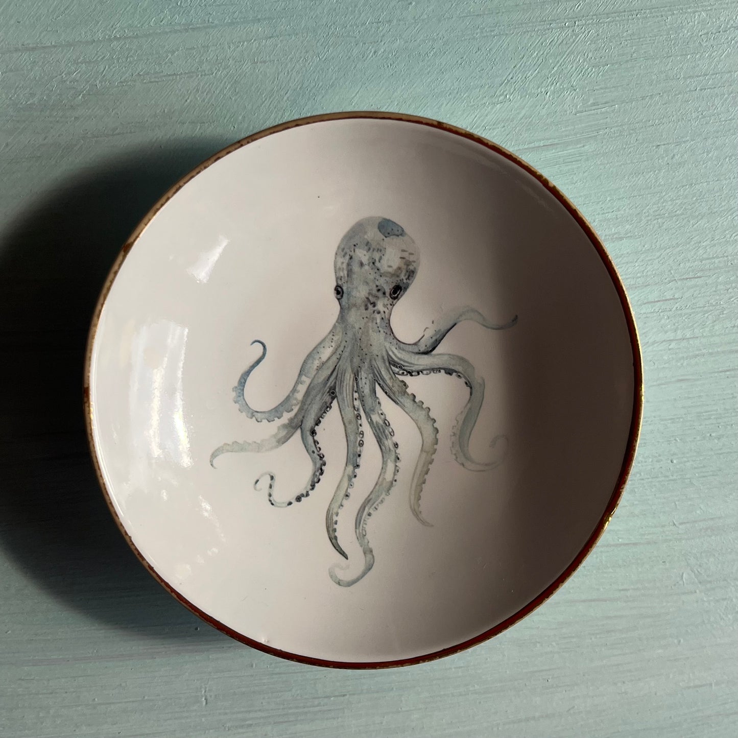 Porzellanschälchen mit Oktopus- Motiv und Goldrand.