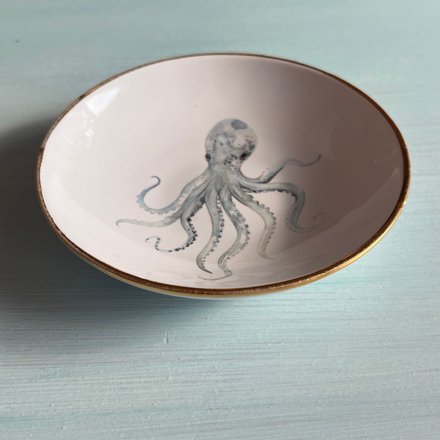 Porzellanschälchen mit Oktopus- Motiv und Goldrand.