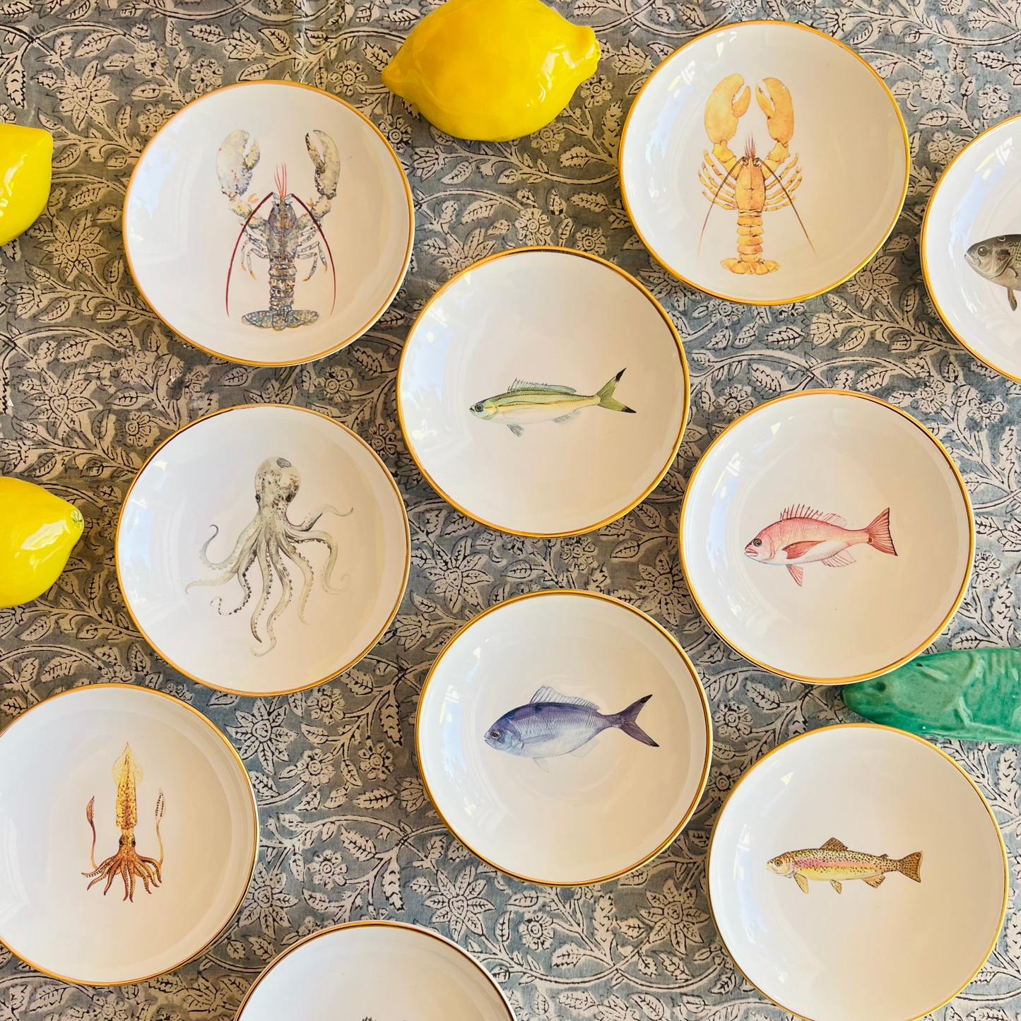 Porzellanschälchen mit Hummer- Motiv und Goldrand.