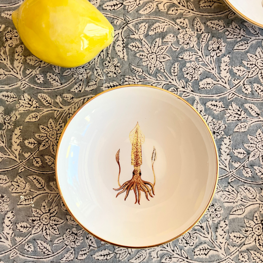 Porzellanschälchen mit Tintenfisch- Motiv und Goldrand.
