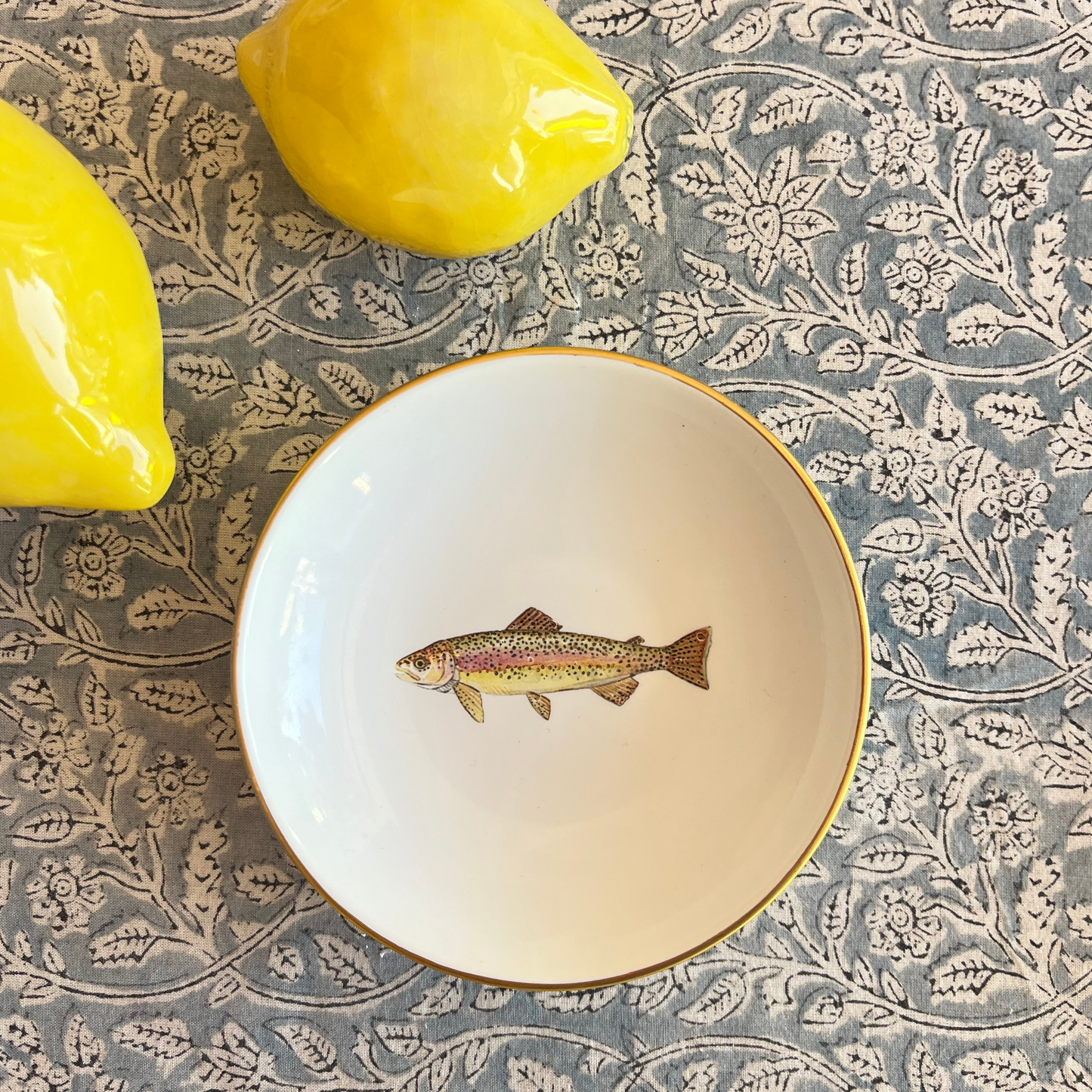 Porzellanschälchen mit Regenbogenforellen- Motiv und Goldrand.