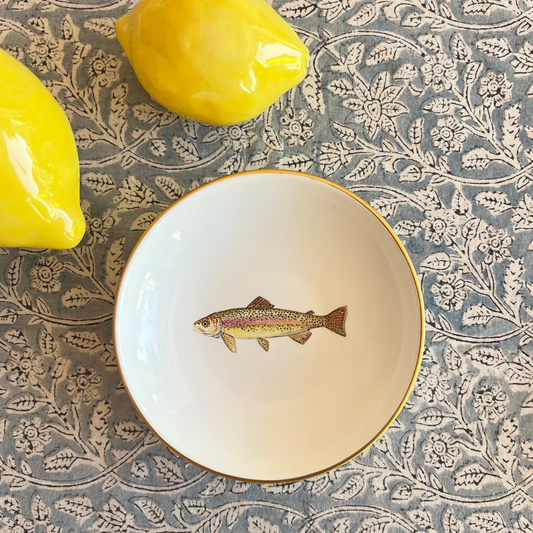 Porzellanschälchen mit Regenbogenforellen- Motiv und Goldrand.