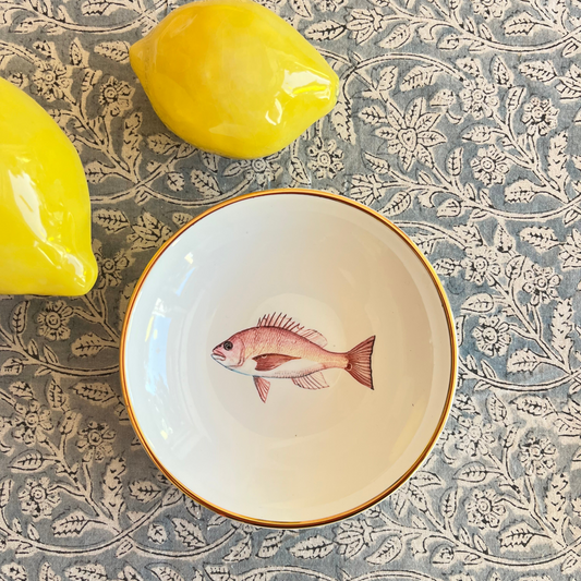Porzellanschälchen mit Fisch, rot und Goldrand.