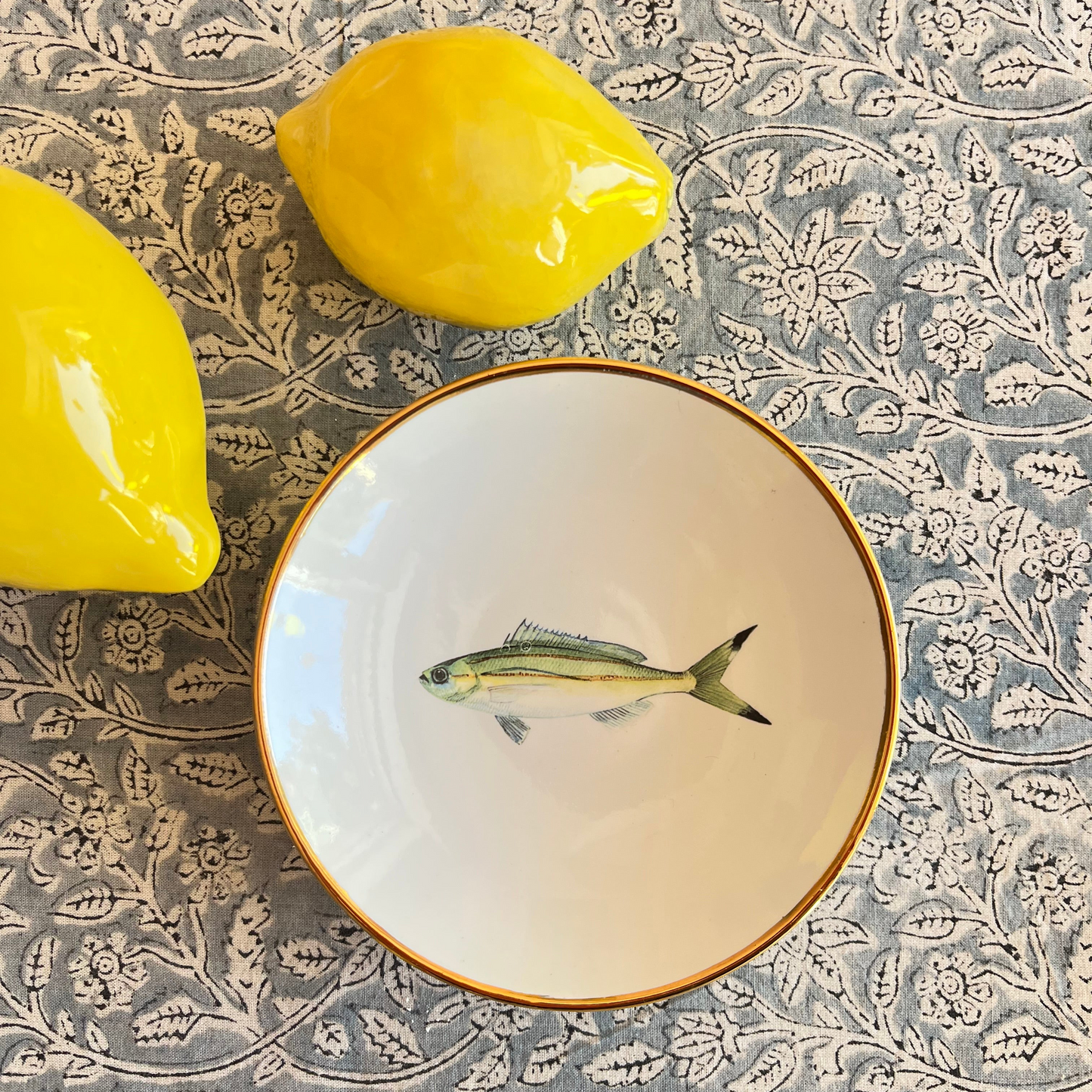 Porzellanschälchen mit Fisch, grün- Motiv und Goldrand.