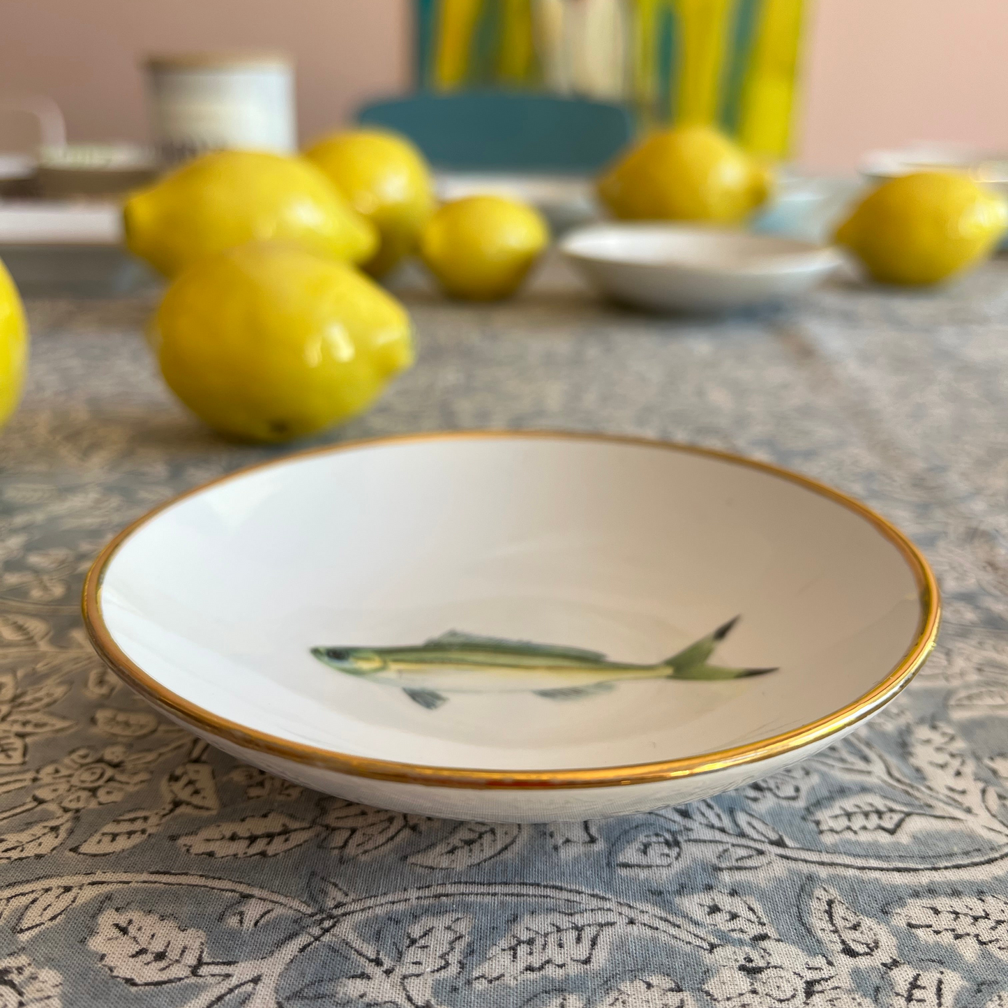 Porzellanschälchen mit Fisch, grün- Motiv und Goldrand.