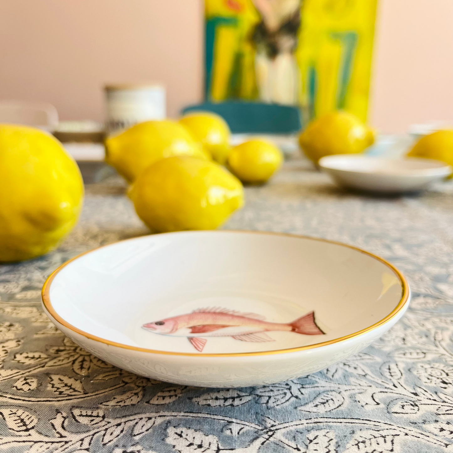 Porzellanschälchen mit Fisch, rot und Goldrand.