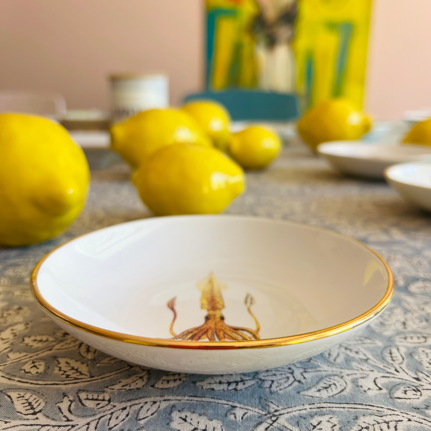 Porzellanschälchen mit Tintenfisch- Motiv und Goldrand.