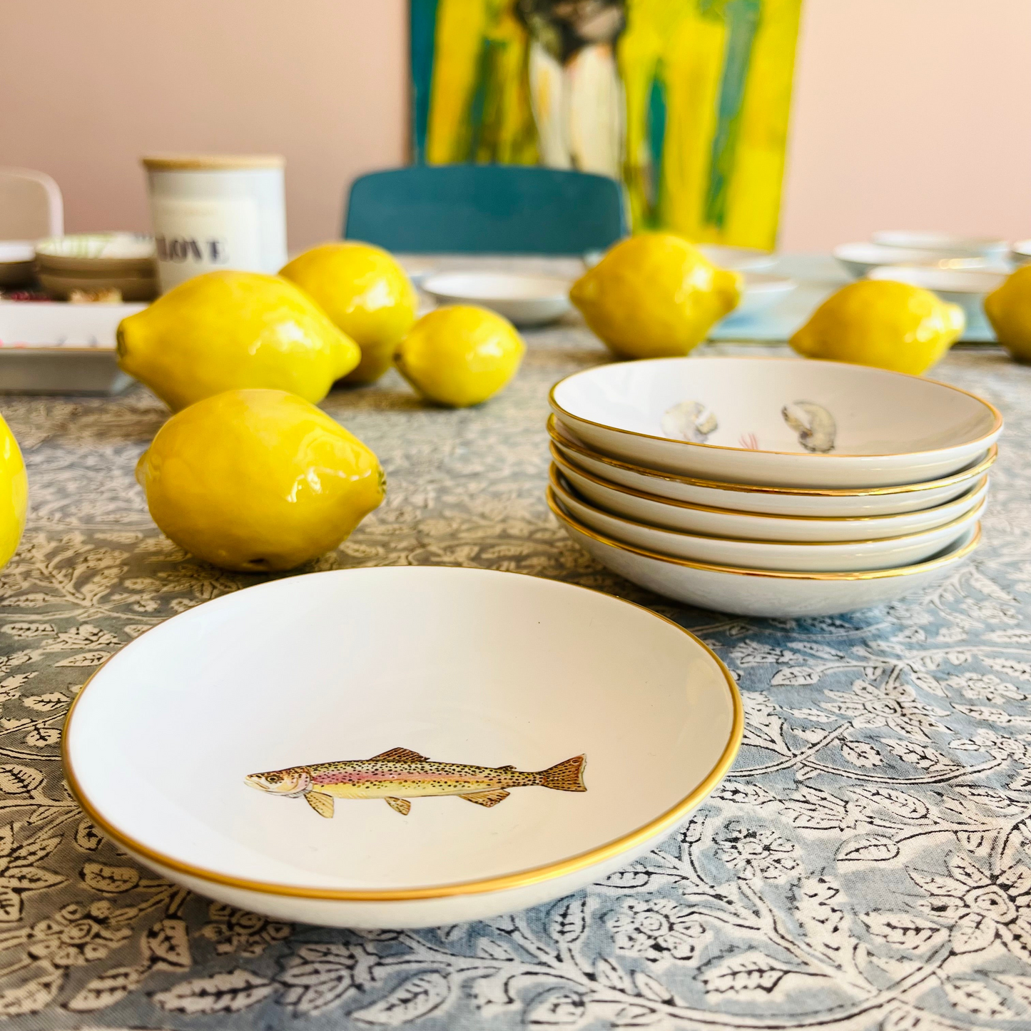 Porzellanschälchen mit Regenbogenforellen- Motiv und Goldrand.