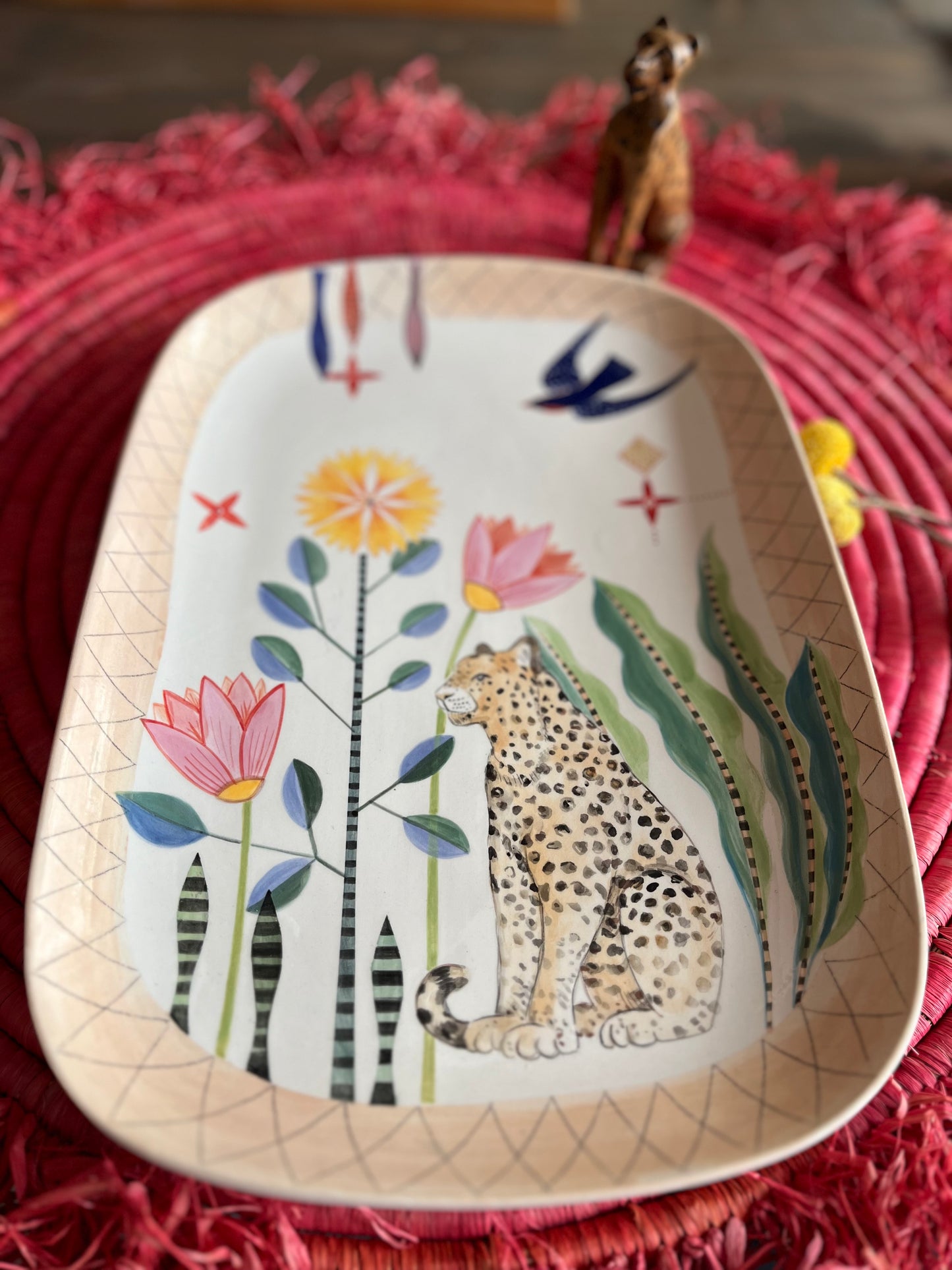 Keramikplatte "Leopard unter Blumen"