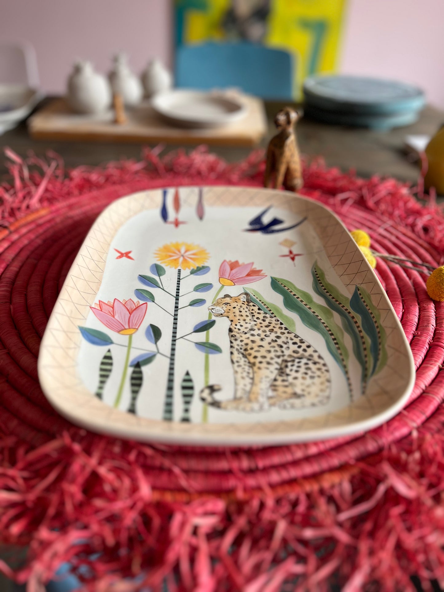 Keramikplatte "Leopard unter Blumen"
