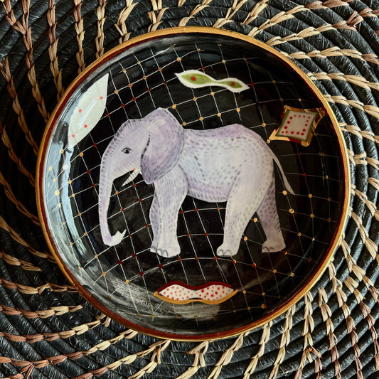 Keramikschale mit Elefant auf schwarz