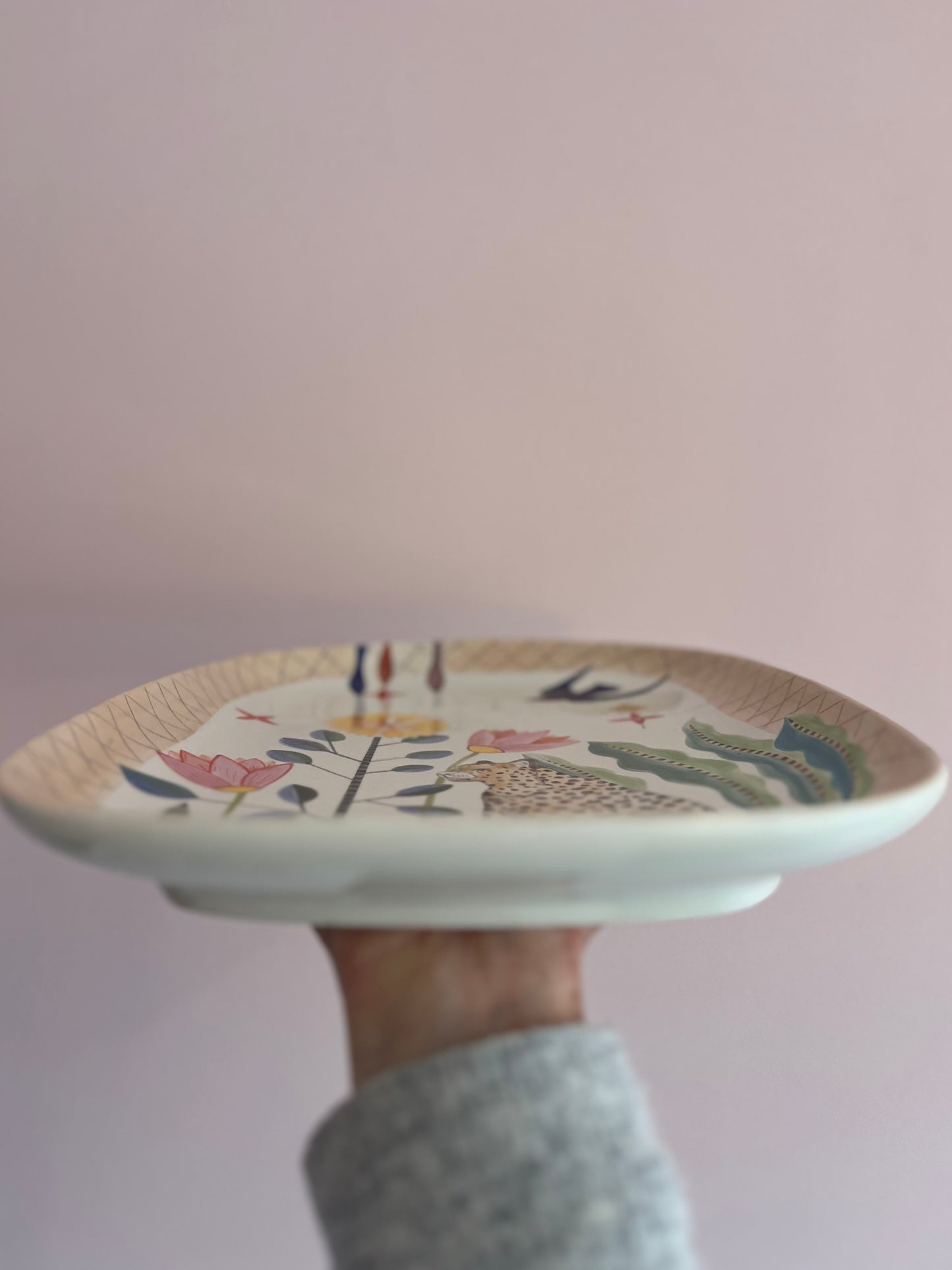 Keramikplatte "Leopard unter Blumen"