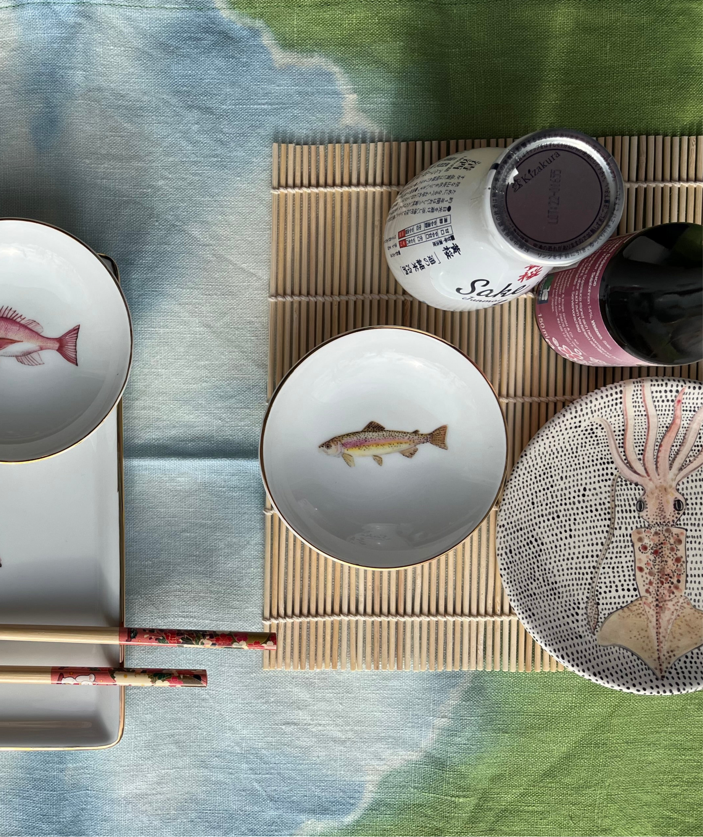 Porzellanschälchen mit Fisch, rot und Goldrand.